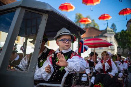 Izjemen obisk zaznamoval 50. Dneve narodnih noš in oblačilne dediščine v Kamniku (Blaž T. Muc)  (131)